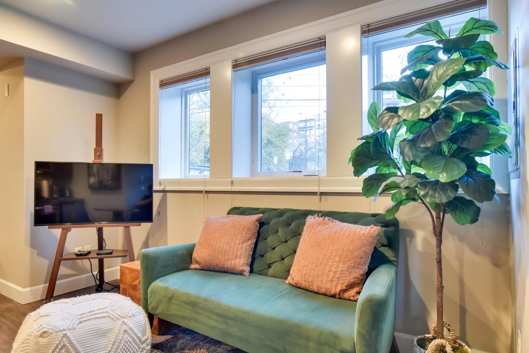 Apartment Walkable Less Than 1 Mi To Dtwn!